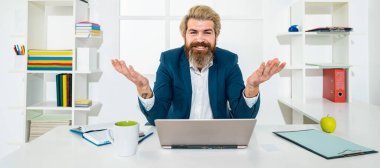 Videodaki çalışan sohbeti ev ofisinden online toplantı brifingi var. Evdeki masada çalışan neşeli iş adamı.