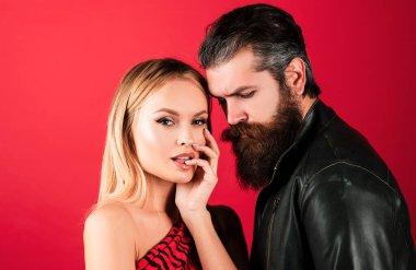 Sevimli, seksi bir çift. Nazik kadınlar ve erkekler bakıyor. Moda çifti