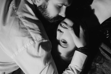 Romantik baştan çıkarma flörtü, romantik çift. Genç ve seksi bir çiftin portresi. Tutkulu seksi anlar. Erkeğin bir kadını şefkatle öpmesi ve kucaklaması