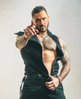 Erkek parmağı. Güçlü adam mükemmel çıplak vücudunu gösteriyor. Çıplak gövde