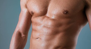 Çıplak gövdeli bir adam. Seksi adam.