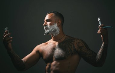 Eski ahşap arka planda fotokopi alanı olan berber aletleri. Berber dükkanı. Şık erkek sakalı portresi. Kuaför makas ve tarakla saç stili ve stili yapıyor. İnce Kesikler