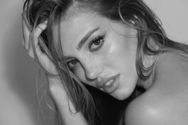 Çıplak omuzlu, beyaz tenli güzel seksi bir kadın. Kadın modelin yüzünü kapatın. Doğal güzellik kadını.