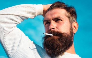 Sigara içen delikanlıyı kapat.