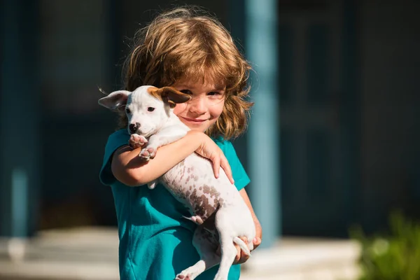 껴안고 귀여운 아이와 강아지가 밖에서 — 스톡 사진