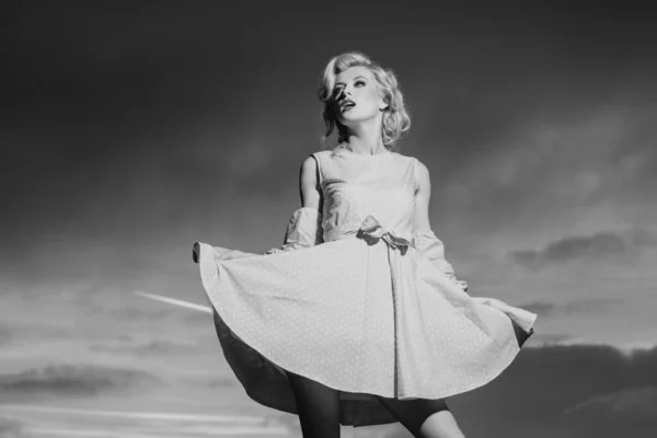 Žena Monroe Šatech Dramatické Obloze Krásná Dívka Stylovém Módním Oblečení — Stock fotografie
