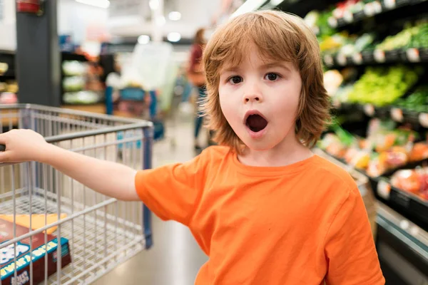 Shopping Divertente Gioioso Bel Bambino Ragazzo Nel Supermercato Compra Verdure — Foto Stock