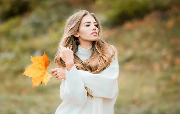 Fashion Sensual Woman Walking Autumn Park — Stock Photo, Image