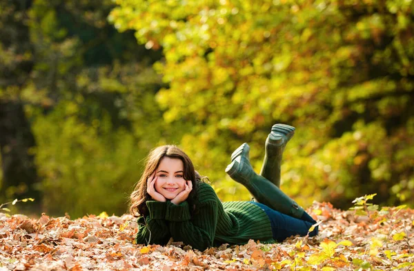 Güzel Genç Kız Sonbahar Parkında Vakit Geçiriyor — Stok fotoğraf
