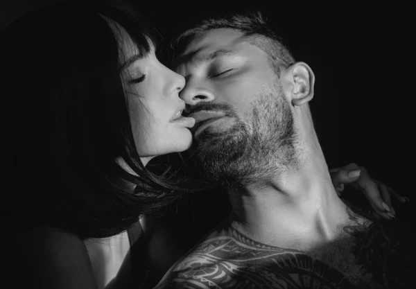 Bella Coppia Sexy Innamorata Baciare Uomo Bacia Una Donna Sensuale — Foto Stock