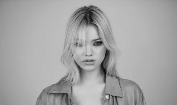 Zmysłowa Blond Modelka Portret Twarz Młodej Piękności Sexy Wygląd — Zdjęcie stockowe
