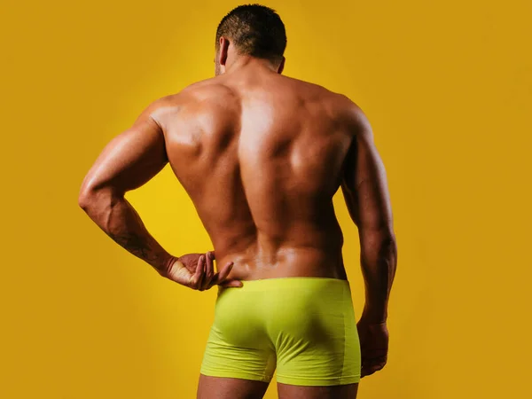 Naken Man Poserar Studion Topless Manliga Modell Bare Bål Kroppsbyggare — Stockfoto