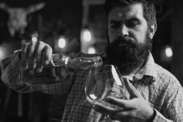 Ochutnávka Drahé Whisky Vousáč Sklenicí Whisky Mužský Model Pije Brandy — Stock fotografie