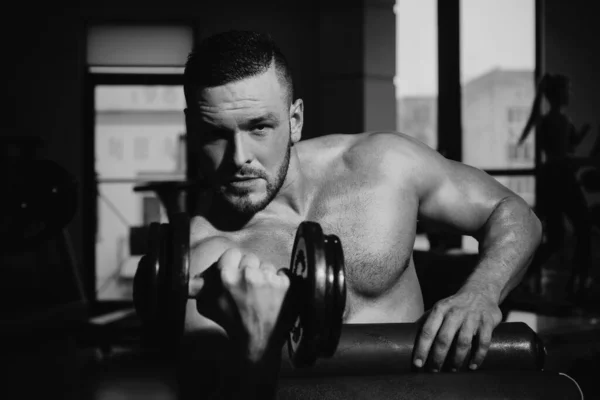 Man Training Dumbbells Dumbbell Muscular Guy Exercises Dumbbells Strong Bodybuilder — Stockfoto