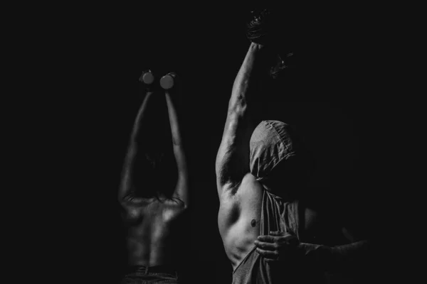 性感的运动夫妇与哑铃一起锻炼 身材纤细 肌肉发达的女孩 — 图库照片