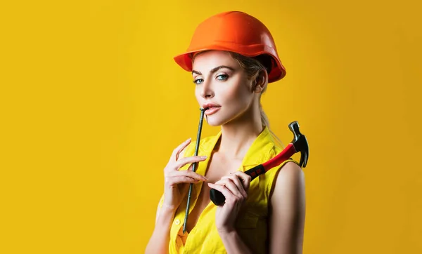Sexy Woman Helmet Use Hammer Sensual Girl Hammering Nail Fixed — Stock Photo, Image