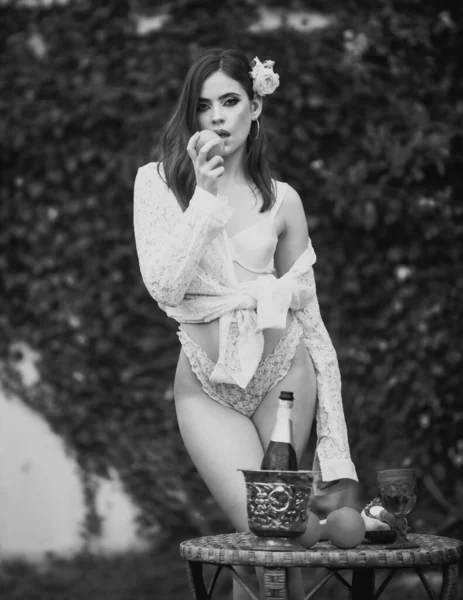 Modefrau Sommergarten Weibliches Model Einem Outdoor Kleid Italienischer Mädchenstil — Stockfoto