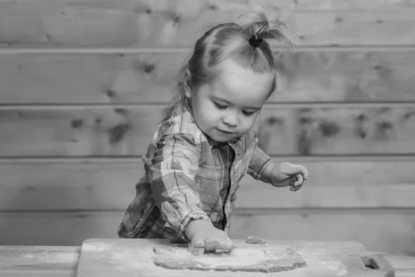 調理を支援するキッチンで赤ちゃんの子供の男の子は 小麦粉と遊ぶ 小さな男の子は非常に乱雑なキッチンフロアに横たわり 白いベーキング小麦粉で覆われています — ストック写真