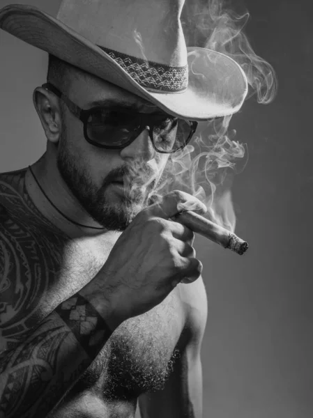 Sexig Man Som Röker Cigarr Brutal Man Med Cigarr Och — Stockfoto