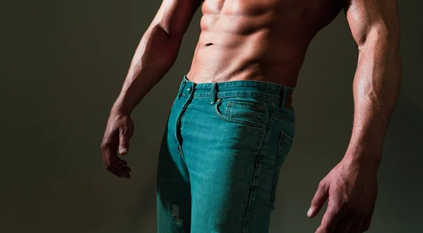 一张完美腹肌的运动员的合影 一个赤身裸体的家伙六块腹肌的英俊肌肉男人 — 图库照片