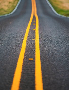 Güneşli yaz gününde asfalt yolda. ABD 'de asfalt yol.