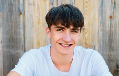 Dışarıda başarılı bir genç adam. Mutlu adam gülümsüyor