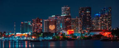 Miami silueti. Gece Miami gökdelenleri, güney plajı.