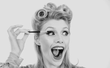 Sarışın, kaş güzelliği prosedürleri konusunda heyecanlı komik bir kadın. Kaşlara, kaş kaplamasına özen göster. Pin yukarı biçimi