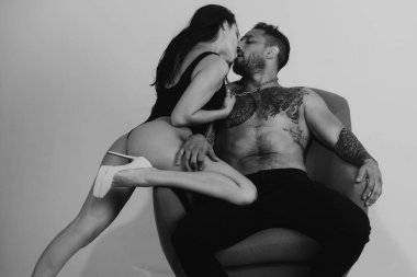 Aşık sevimli seksi çift. Şehvetli aşıklar soyunur. Kız arkadaş ve erkek arkadaş şehvetli kucaklaşmalar. Romantik bir kadın ve çıplak seksi bir adam. Güzel çift.