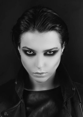 Siyah makyajlı genç bir kadın siyah stüdyoda. Moda portresi. Çekici, şehvetli, genç ve şık bir hanımın moda portresi.