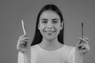 Güzel kaşları olan esmer kadın gözü. Mükemmel şekilli kaş, kaş jöleli kirpikleri. Kaşlar, renkler ve kaplamalar için profesyonel bakım