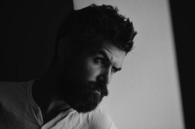 Acımasız bir adam, yakışıklı erkek modelin ciddi yüzü, erkek gücü kavramı ve güçlü. Gölge erkek yüzü. Ciddi profil yüzlü bir adamın yakın portresi.