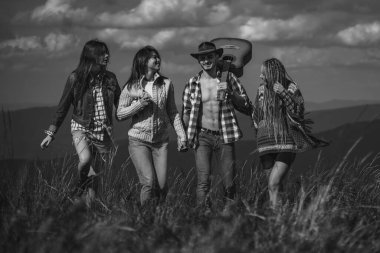 Dağlarda yürüyüş yapan bir grup arkadaş. Bir grup genç kır yürüyüşüne çıktı. Kırsalda yürüyüş yapan, gülen ve konuşan gençler. Sağlıklı yaşam tarzı ve eko turizm