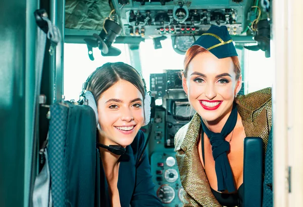 Krásná Pilotka Uniformě Šťastný Úspěšný Let Dívám Kameru Letadle Holky — Stock fotografie