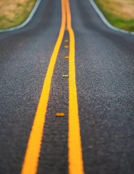 晴れた夏の日にサイドビューアスファルトの道路 米国のアスファルト道路 — ストック写真
