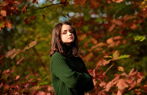 Dospívající Dívka Užívá Podzimní Počasí Lidé Žlutém Pozadí Listoví — Stock fotografie