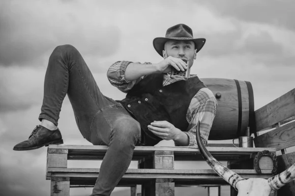 Guy Cowboy Besitzer Der Ranch Landarbeiter Und Landwirtschaftliche Konzept Attraktiver — Stockfoto