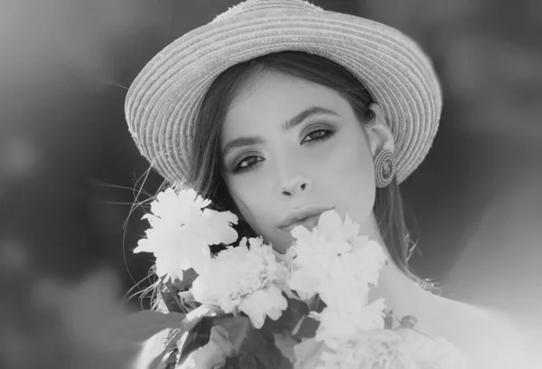 開花公園の美しい春の女性 春の花の自然界の若い美しい女性の肖像画 美人の顔だ 花に囲まれた美しい若い女性の屋外ファッション写真 — ストック写真