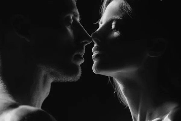 Romantikus Esti Randi Romantikus Szerelmesek Egymásra Néznek Ölelkeznek Csókolóznak Fekete — Stock Fotó