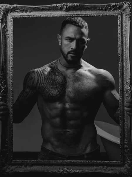 Brutální Muž Pohledný Seriózní Mužský Model Tetovaný Elegantní Hipster Silné — Stock fotografie