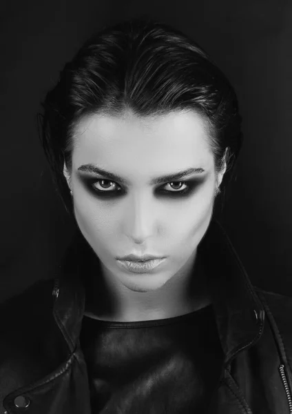 Jonge Vrouw Met Zwarte Make Zwarte Studio Modeportret Fashion Portret — Stockfoto