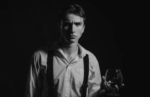 試食と劣化の概念 ウイスキーのグラスを持った男 — ストック写真