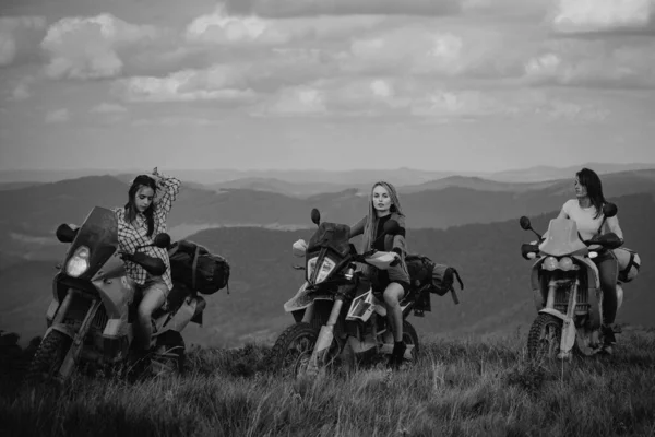 バイクの上でセクシーな女性のグループ 女性のライダーは 積極的な女の子の森の道路 冒険の山のコンセプト上のバイカーツアーでバイクに乗って レーサー女の子友人上のモトクロス — ストック写真