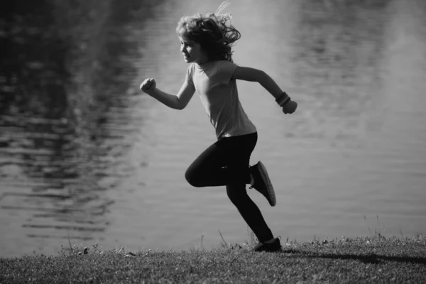 Chlapec Běhá Nebo Běhá Jezera Trávě Parku Sportovní Běžec Běžící — Stock fotografie