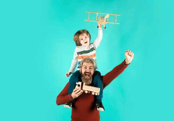 父子俩玩木制飞机 — 图库照片