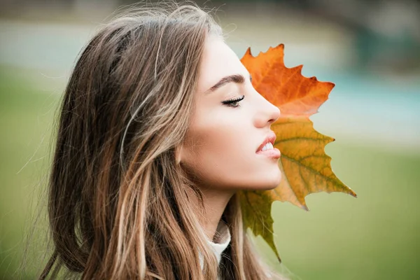 가을의 아름다움 야외에서 단풍나무 떨어지는 여성의 모습을 클로즈업 — 스톡 사진