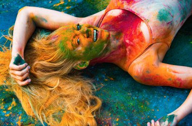 Holi renk festivalinde mutlu genç kız