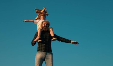 Başarı ve çocuk lider konsepti. İki nesildir baba ve oğul oyuncak uçaklarla eğlenip oynuyorlar. Oğluyla aile ilişkisi. Babanı sev.