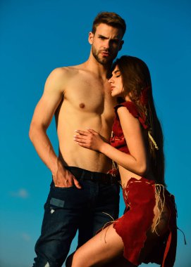 Şehvetli genç çift sarılıyor. Güzel, sevgi dolu bir çift