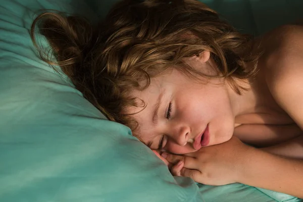 Sovande Barn Ligger Sängen Med Slutna Ögon — Stockfoto